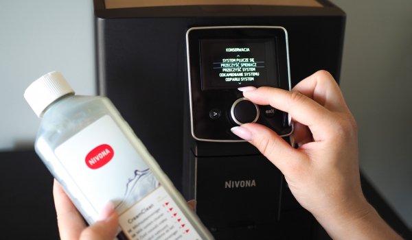 Czyszczenie systemu mleka w ekspresie Nivona