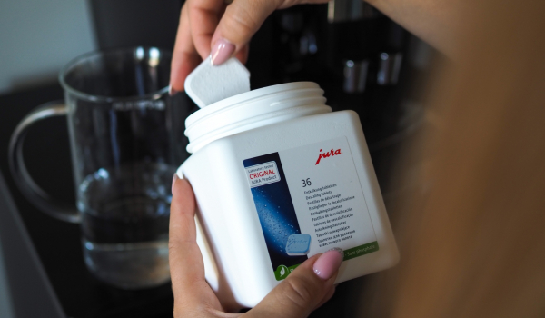 Jak odkamienić ekspres do kawy Jura?