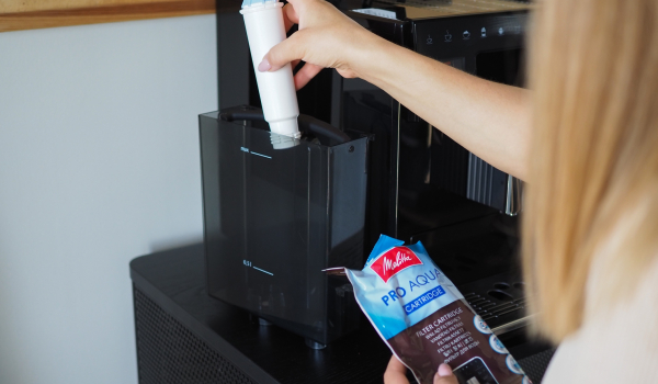 Jak wymienić filtr wody w ekspresie Melitta?